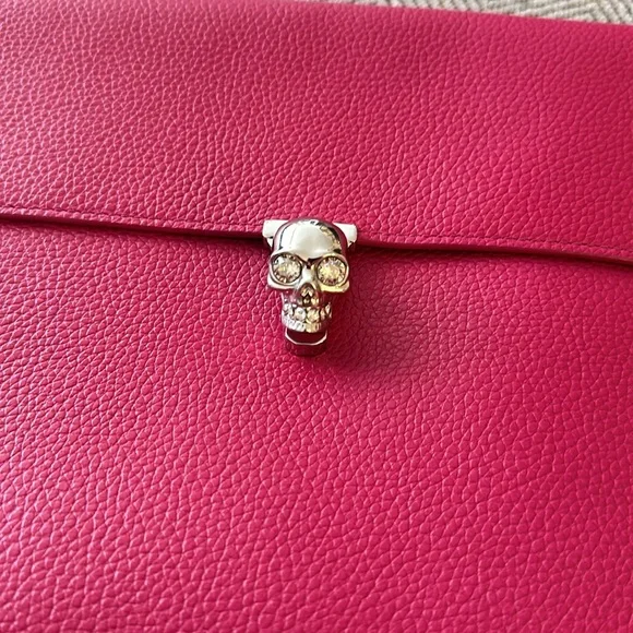Authentic Alexander McQueenSkull leather clutch
Hot pink Leather - Picture 3 of 6